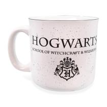 Caneca Camper de cerâmica Silver Buffalo Harry Potter Hogwarts 590ml