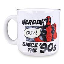 Caneca Camper Silver Buffalo Marvel Deadpool Nerdin desde os anos 90 Caneca Camper Silver Buffalo Marvel Deadpool Nerdin desde os anos 90
