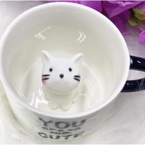 Caneca cerâmica com gatinho dentro 3D