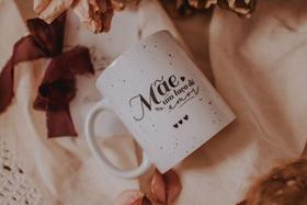 Caneca Cerâmica MÃE UM LAÇO DE AMOR Caneca Cerâmica MÃE UM LAÇO DE AMOR