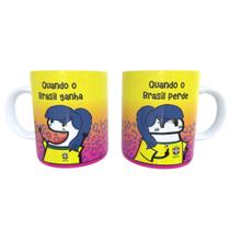 Caneca cerâmica Quando o Brasil ganha ... Quando o Brasil perde! amarela e rosa Caneca cerâmica Quando o Brasil ganha ... Quando o Brasil perde! amarela e rosa
