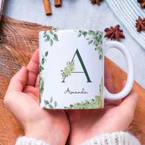 Caneca Com Inicial e Nome Floral Porcelana Personalizada Presente 325ml Temos Todas as Letras