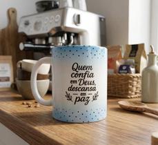 Caneca Cristã Devocional Com Qr Code Quem Confia Em Deus