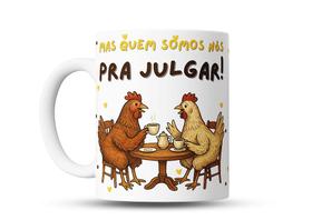Caneca de Café Engraçada com Arte de Galinhas e Frase 'Quem Somos Nós pra Julgar' - Porcelana 325ml