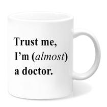 Caneca de café Trust Me, I'm (Almost) A Doctor Ceramic 350ml Caneca de café Trust Me, I'm (Almost) A Doctor Ceramic 350ml