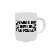 Caneca de Cerâmica Branca Personalizada - Esperando o Dia dos Humilhados Serem Exaltados. 325 ml.
