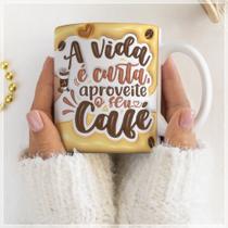 Caneca de Cerâmica com Frase Motivacional 'A Vida é Curta, Aproveita o Seu Café' - 325ml Caneca de Cerâmica com Frase Motivacional 'A Vida é Curta, Aproveita o Seu Café' - 325ml
