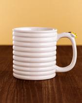 Caneca de Cerâmica Texturizada com Detalhe Decorativo na Alça Caneca de Cerâmica Texturizada com Detalhe Decorativo na Alça