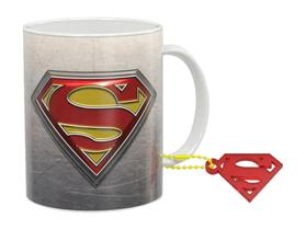 Caneca de Porcelana 325ml Superman DCC10. Acompanha um exclusivo chaveiro de resina no mesmo tema