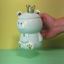 Caneca de Porcelana 3D com Tampa e Colher - Ursinho Verde Fofinho Caneca de Porcelana 3D com Tampa e Colher - Ursinho Verde Fofinho