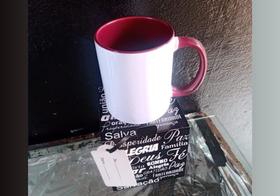 Caneca de porcelana alça e interior vinho