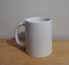 Caneca de porcelana branca lisa