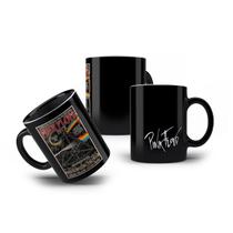 Caneca de Porcelana Preta Pink Floyd 1972 NY Dark Side Tour Caneca de Porcelana Preta Pink Floyd 1972 NY Dark Side Tour