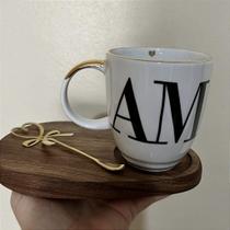 Caneca de Porcelana Schmidt com Dois Monogramas Personalizados, Coração Dourado e Detalhes em Ouro 370ml Sob Encomenda To Home Decoração