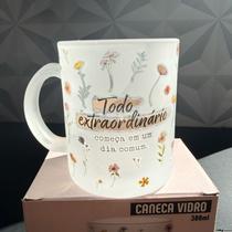 Caneca de vidro personalizada com frase motivacional todo extraordinário 300ml com flores flor para café chá leite Caneca de vidro personalizada com frase motivacional todo extraordinário 300ml com flores flor para café chá leite