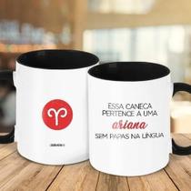 Caneca Decorativa - Pertence Uma Ariana Papas Na Língua Caneca Decorativa - Pertence Uma Ariana Papas Na Língua