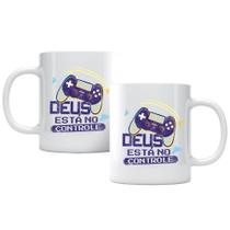 Caneca Deus Está No Controle Studio Geek
