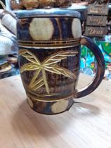 Caneca em madeira por fora e aluminio por dentro