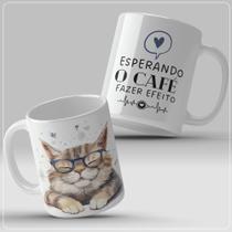 Caneca esperando o café fazer efeito