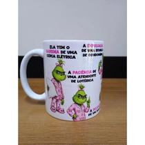 Caneca Grinch feminino - Ela tem o carisma de uma cerca elétrica Caneca Grinch feminino - Ela tem o carisma de uma cerca elétrica