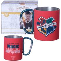 Caneca Hogwarts Aço Inox Com Mosquetão Oficial Harry Potter - Zona Criativa Caneca Hogwarts Aço Inox Com Mosquetão Oficial Harry Potter - Zona Criativa
