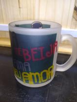 Caneca jateada me abraça me beija