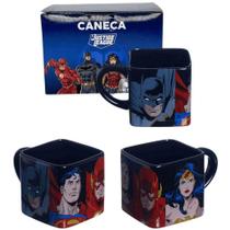 Caneca Liga Da Justiça Batman Superman Flash Mulher Maravilha 3D Cubo Quadrada Cerâmica 300ml