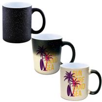 Caneca Mágica Glitter Muda de Cor 325ml Prancha Coqueiro Frase Sun Surf Sand Sea