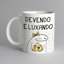 Caneca Meme Flork Devendo e Luxando