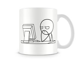 Caneca meme pensativo no computador