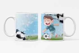 Caneca Menino Jogando Futebol