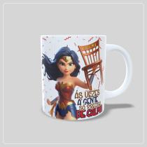 Caneca Mulher Maravilha Gente só Precisa de Calma - Cadeira Cadeirada