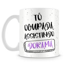 Caneca Ocupada Assistindo Dorama - 325ml - Cerâmica Resistente