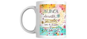 Caneca personalizada com caixa branca presenteável NUNCA DESISTA DAS COISAS QUE TE FAZEM SORRIR