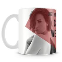 Caneca Pop Demi Lovato - Porcelana Resistente para Bebidas Quentes e Frias Caneca Pop Demi Lovato - Porcelana Resistente para Bebidas Quentes e Frias