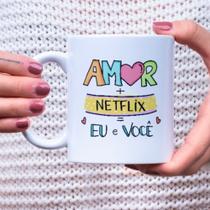 Caneca Porcelana Amor + Netflix = Eu e Você Est.Frases Pandoca 15-01 - Zlprint