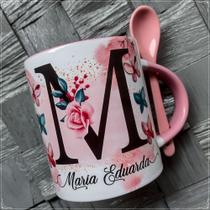 Caneca porcelana com colher alça e interior rosa com letra m e floral