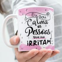 Caneca Porcelana Eu sou Calma As Pessoas Que me Irritam Est. 1 - Zlprint Caneca Porcelana Eu sou Calma As Pessoas Que me Irritam Est. 1 - Zlprint
