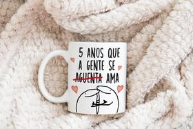 Caneca porcelana flork 5 anos que a gente se aguenta ama 325ml Caneca porcelana flork 5 anos que a gente se aguenta ama 325ml