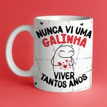 Caneca porcelana flork amigas, nunca vi uma galinha viver tantos anos 325ml