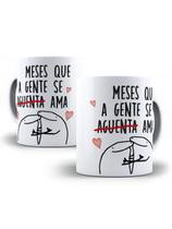 Caneca Porcelana Flork Meme Meses que a gente se aguenta Personalizada 325ml