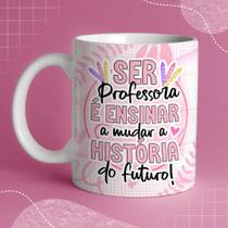 Caneca Porcelana Ser professora é ensinar a mudar a história do futuro 325ml Caneca Porcelana Ser professora é ensinar a mudar a história do futuro 325ml
