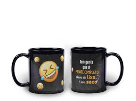 Caneca Preta Humor Emoticon Tem Gente Que É Pacote Completo: Além de Lixo É Um Saco