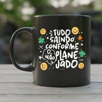 Caneca preta tudo saindo