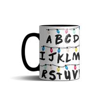 Caneca Stranger Things Alfabeto - Lorraine Canecas