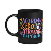 Caneca Vibes - Acordar cedo pra atrasar com calma - Preta