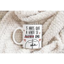 Caneca Xícara Personalizada Flork SUA DATA Anos Que A Gente Se Aguenta Divertida- MEGA OFERTA!