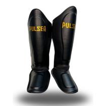 Caneleiras de Proteção Muay Thai 30 mm Preta Minimal Dourado Pulser Cor:Preto+DouradoTamanho:G Caneleiras de Proteção Muay Thai 30 mm Preta Minimal Dourado Pulser Cor:Preto+DouradoTamanho:G