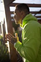 Canguru mahe over Green