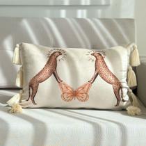 Capa Almofada Veludo Decorativa Dupla Onça Pintada, com Tassel Off White 45x30 Capa Almofada Veludo Decorativa Dupla Onça Pintada, com Tassel Off White 45x30